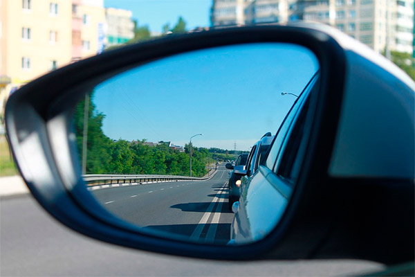 La importancia de los espejos para una conducción segura