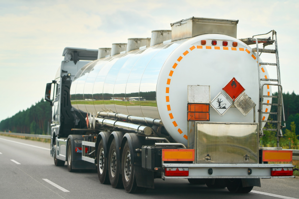 ISO 39001 y transporte de mercancías peligrosas: gestión del riesgo en carretera