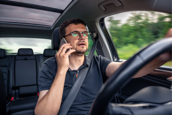 Las distracciones al volante: cómo abordarlas con la norma ISO 39001